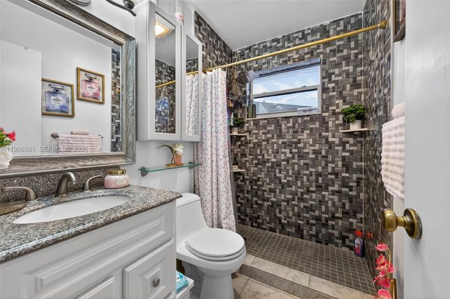 7751 NW 32nd St, Davie, FL 33024