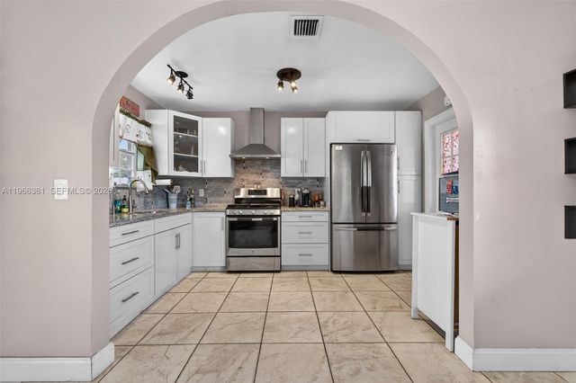 7751 NW 32nd St, Davie, FL 33024