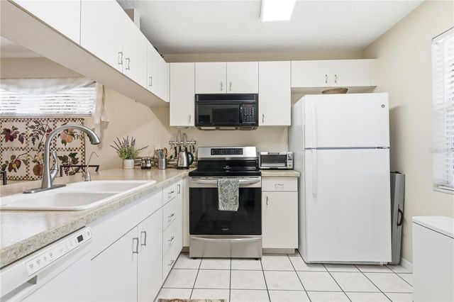 9034 LAKE PLACE LANE 9034, Tampa, FL 33634