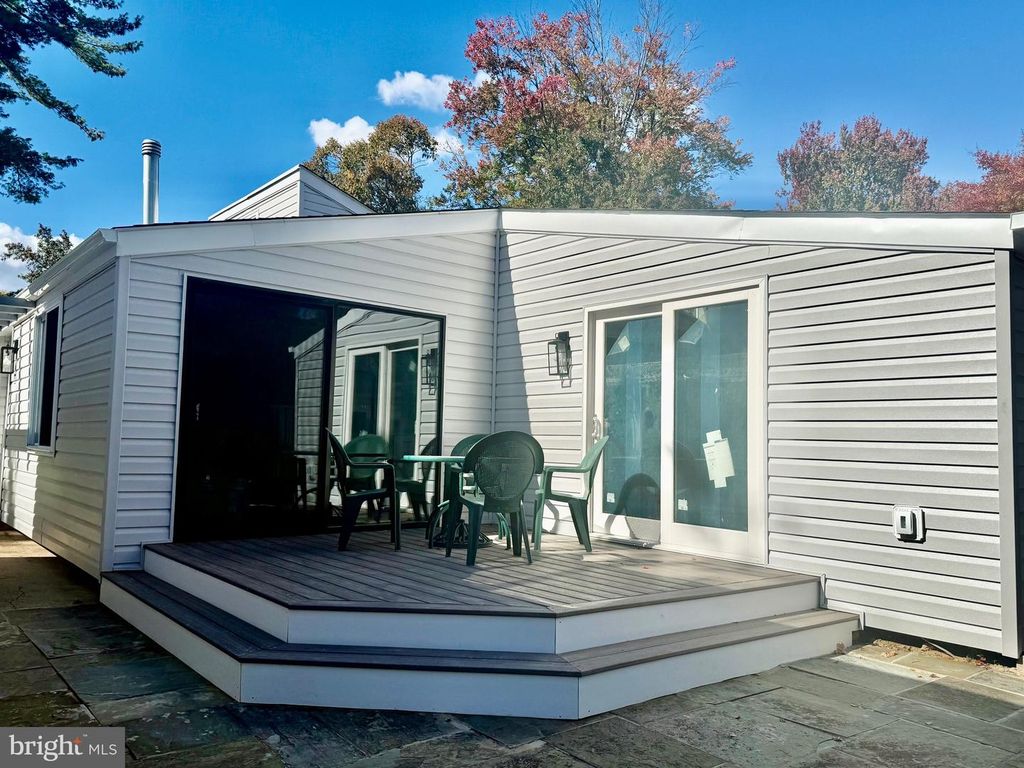 Image 2 of property listing at 6145 CLEARSMOKE CT, Columbia, MD 21045