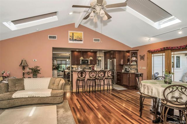 45 Ridge Road, Farmingdale, NY 11735