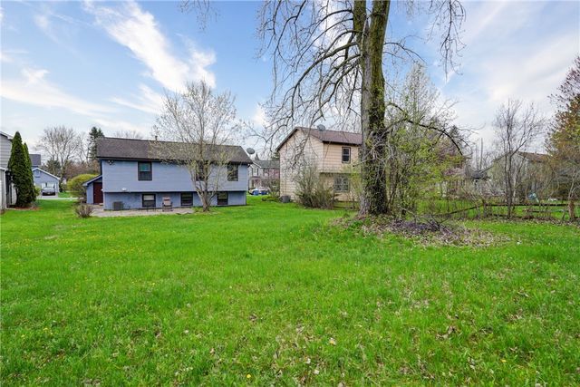 8 Fieldstone Lane, Henrietta, NY 14586