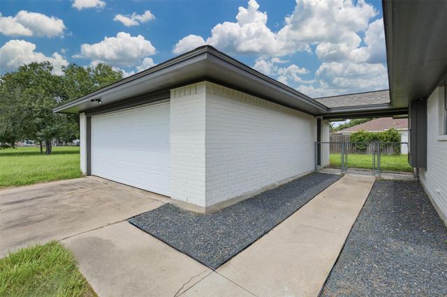 32242 Sky Lakes Drive, Waller, TX 77484
