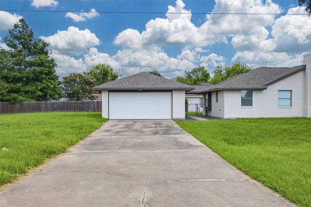 32242 Sky Lakes Drive, Waller, TX 77484