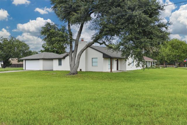 32242 Sky Lakes Drive, Waller, TX 77484