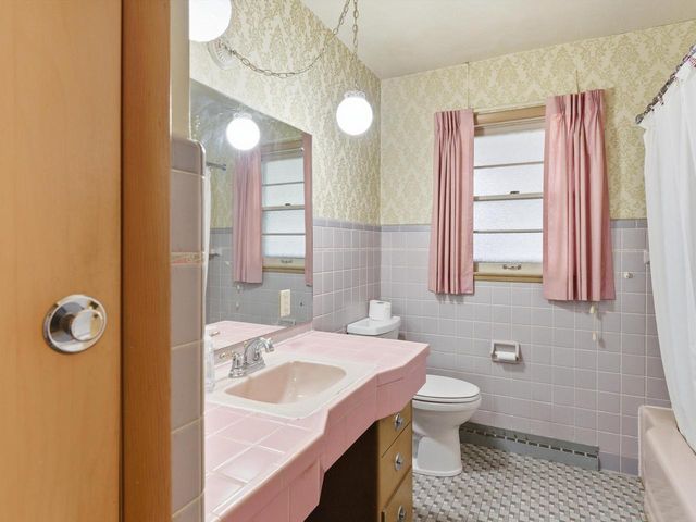 2206 Division STREET, Manitowoc, WI 54220