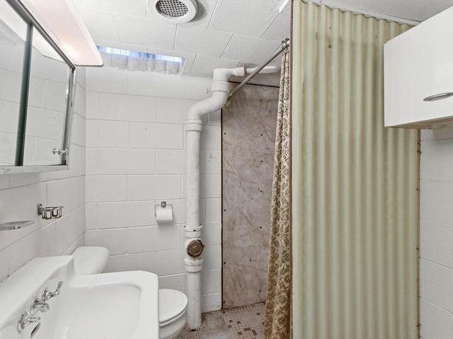 2206 Division STREET, Manitowoc, WI 54220