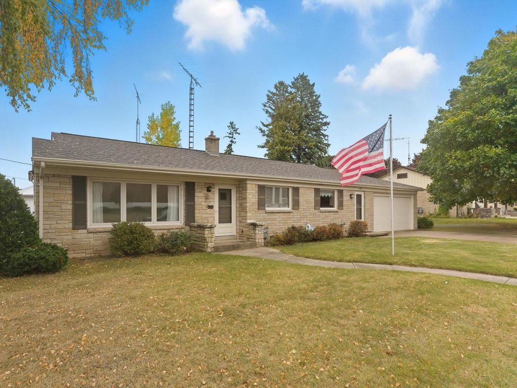 2206 Division STREET, Manitowoc, WI 54220