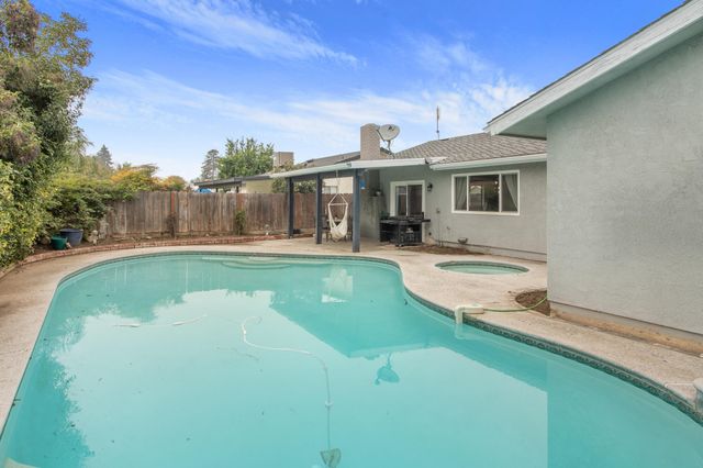 3545 W Monte Vista Court, Visalia, CA 93277