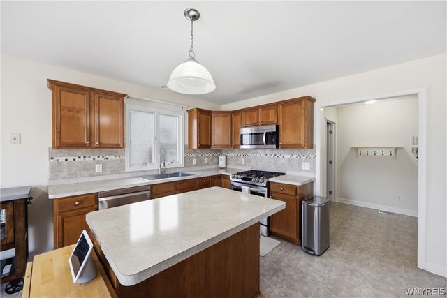 98 Morris Crescent, West Seneca, NY 14224