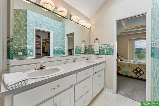 10012 S 172nd Circle, Omaha, NE 68136