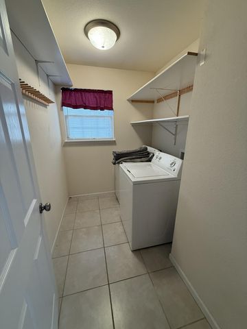 2504 FELDSPAR CT, Columbia, MO 65202