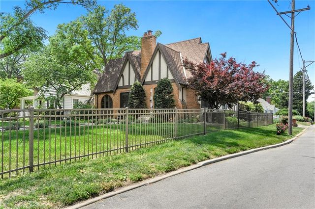 1500 S Broadway Street, Leavenworth, KS 66048