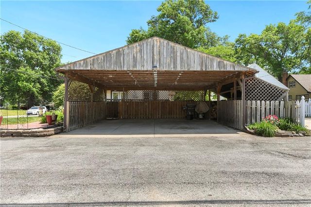 1500 S Broadway Street, Leavenworth, KS 66048