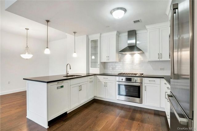 10 BYRON Place PH 814, Larchmont, NY 10538