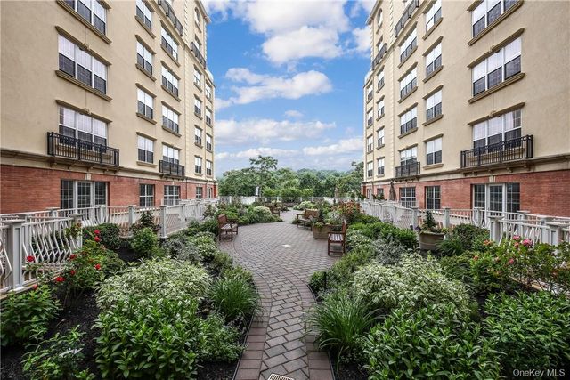 10 BYRON Place PH 814, Larchmont, NY 10538