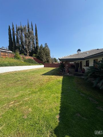 6020 Medio Luna Avenue, Bakersfield, CA 93306