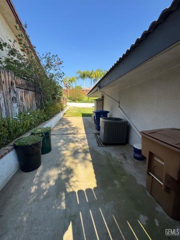 6020 Medio Luna Avenue, Bakersfield, CA 93306