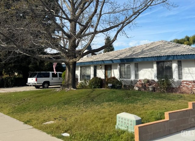 6020 Medio Luna Avenue, Bakersfield, CA 93306