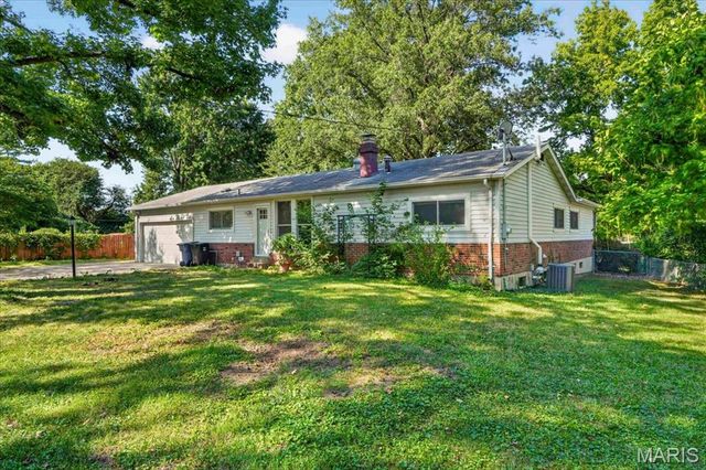 2952 New Castle Drive, Florissant, MO 63033
