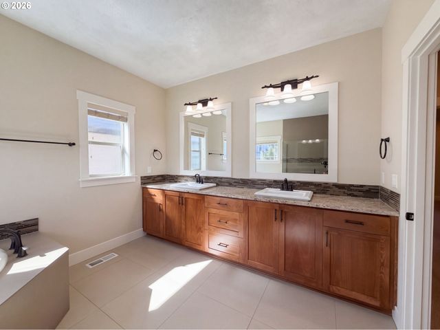 15134 Nw MARIE Way, Portland, OR 97229