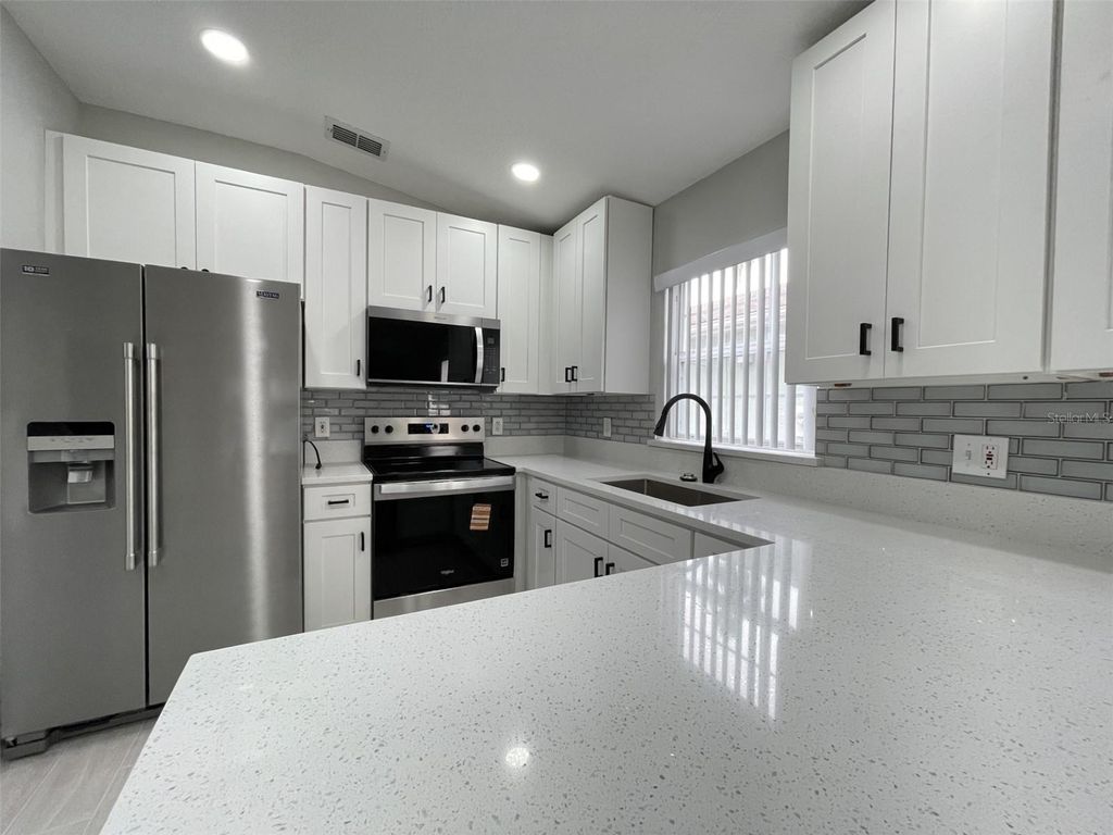 Image 8 of property listing at 2809 FALLING TREE CIRCLE, Orlando, FL 32837