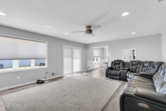 40 Kiwi Loop, Howell, NJ 07731
