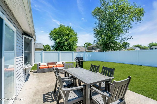 40 Kiwi Loop, Howell, NJ 07731