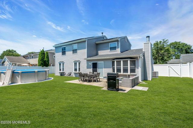 40 Kiwi Loop, Howell, NJ 07731