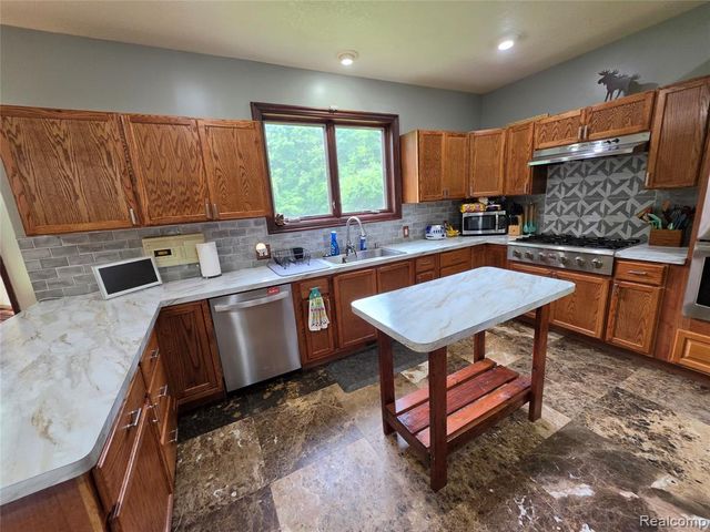 5150 W Carpenter Road, Flint, MI 48504