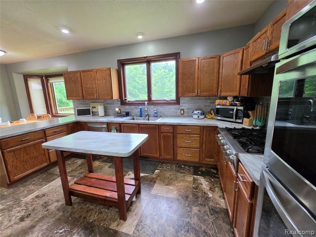 5150 W Carpenter Road, Flint, MI 48504