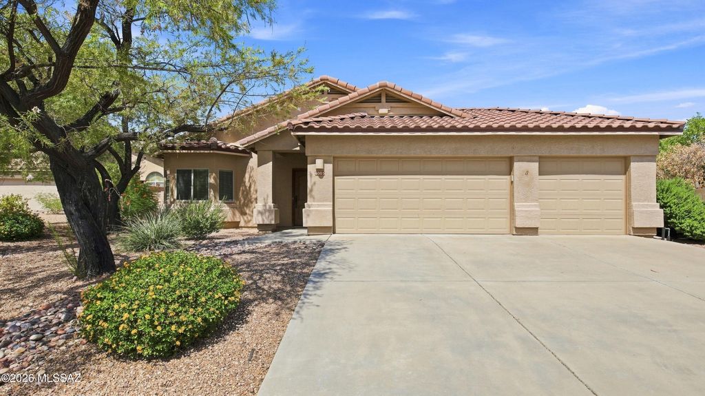 8005 N Iron Ridge Drive, Tucson, AZ 85743