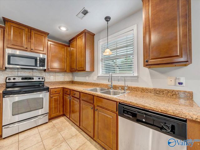 15813 Cold Branch Dr NW, Harvest, AL 35749