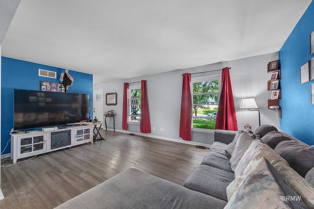1581 Madison Avenue, St. Charles, IL 60174