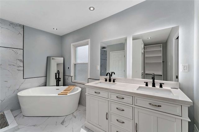 2002 Hampton St, Swissvale, PA 15218