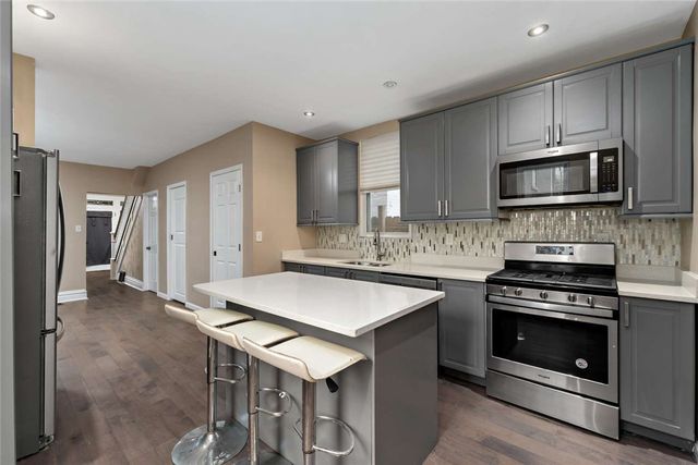 2002 Hampton St, Swissvale, PA 15218