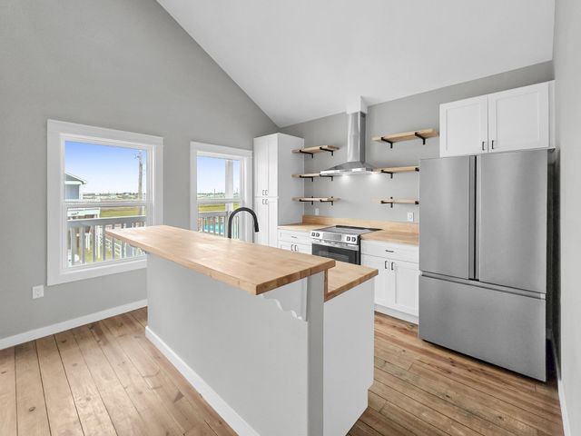 1041 Sunset Circle W, Crystal Beach, TX 77650