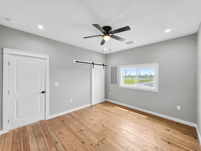 1041 Sunset Circle W, Crystal Beach, TX 77650