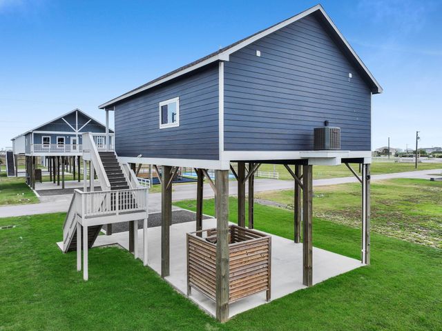 1041 Sunset Circle W, Crystal Beach, TX 77650