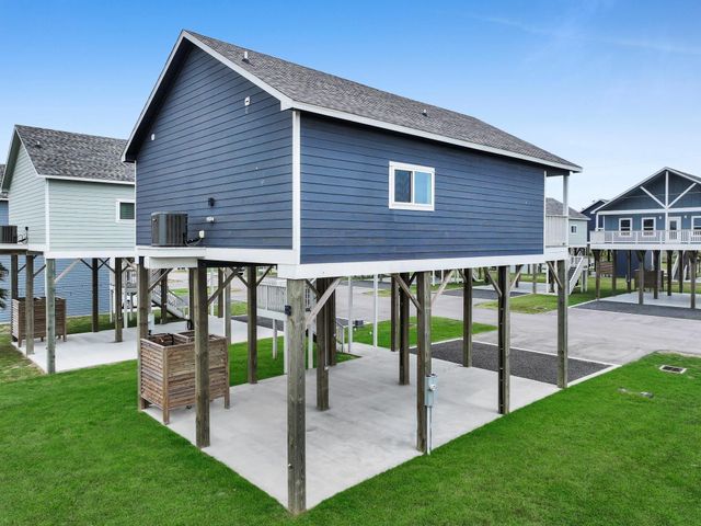 1041 Sunset Circle W, Crystal Beach, TX 77650