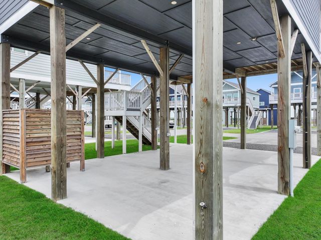 1041 Sunset Circle W, Crystal Beach, TX 77650