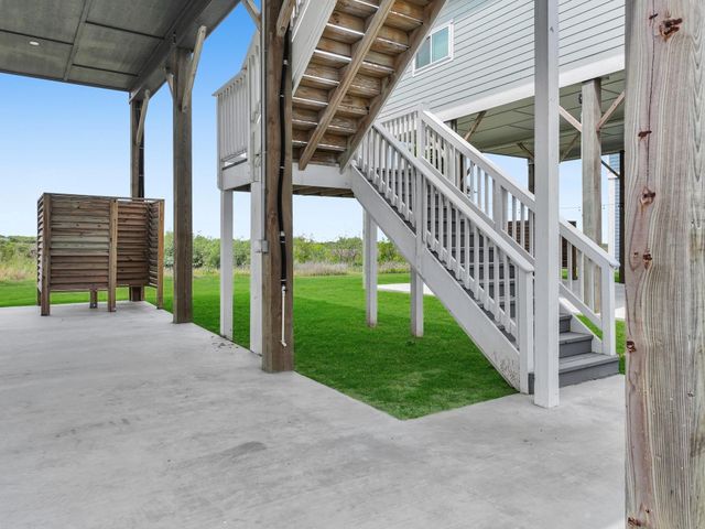 1041 Sunset Circle W, Crystal Beach, TX 77650