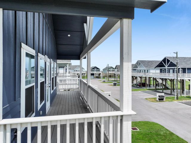 1041 Sunset Circle W, Crystal Beach, TX 77650