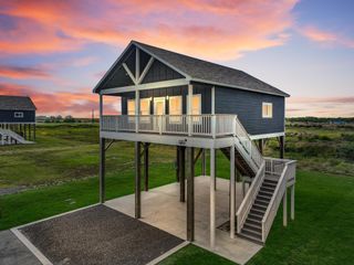 1041 Sunset Circle W, Crystal Beach, TX 77650