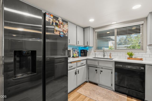 3052 Crystal Mountain Avenue, Medford, OR 97504