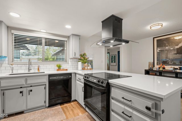 3052 Crystal Mountain Avenue, Medford, OR 97504
