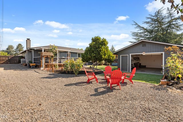 3052 Crystal Mountain Avenue, Medford, OR 97504