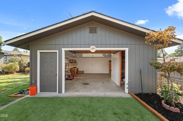 3052 Crystal Mountain Avenue, Medford, OR 97504