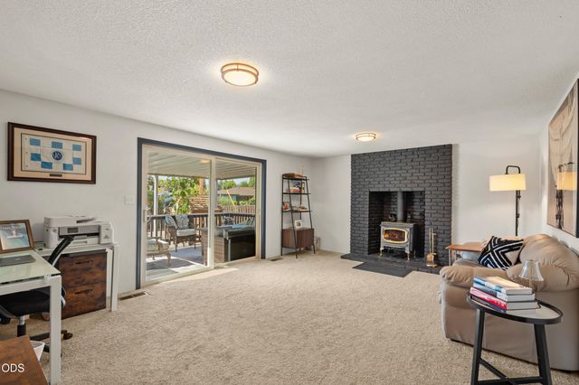 3052 Crystal Mountain Avenue, Medford, OR 97504