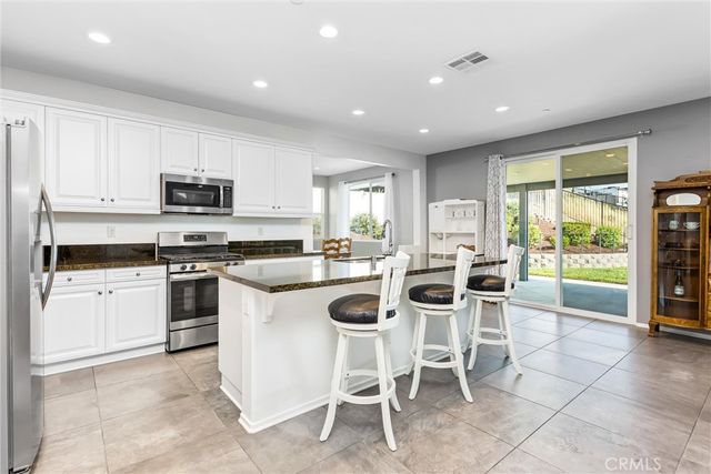 402 Buena Mesa Dr, Calimesa, CA 92320